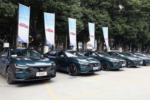 油电同价 蒙迪欧大马力E-混动版广州众测油耗低至3.6L-汽车视频